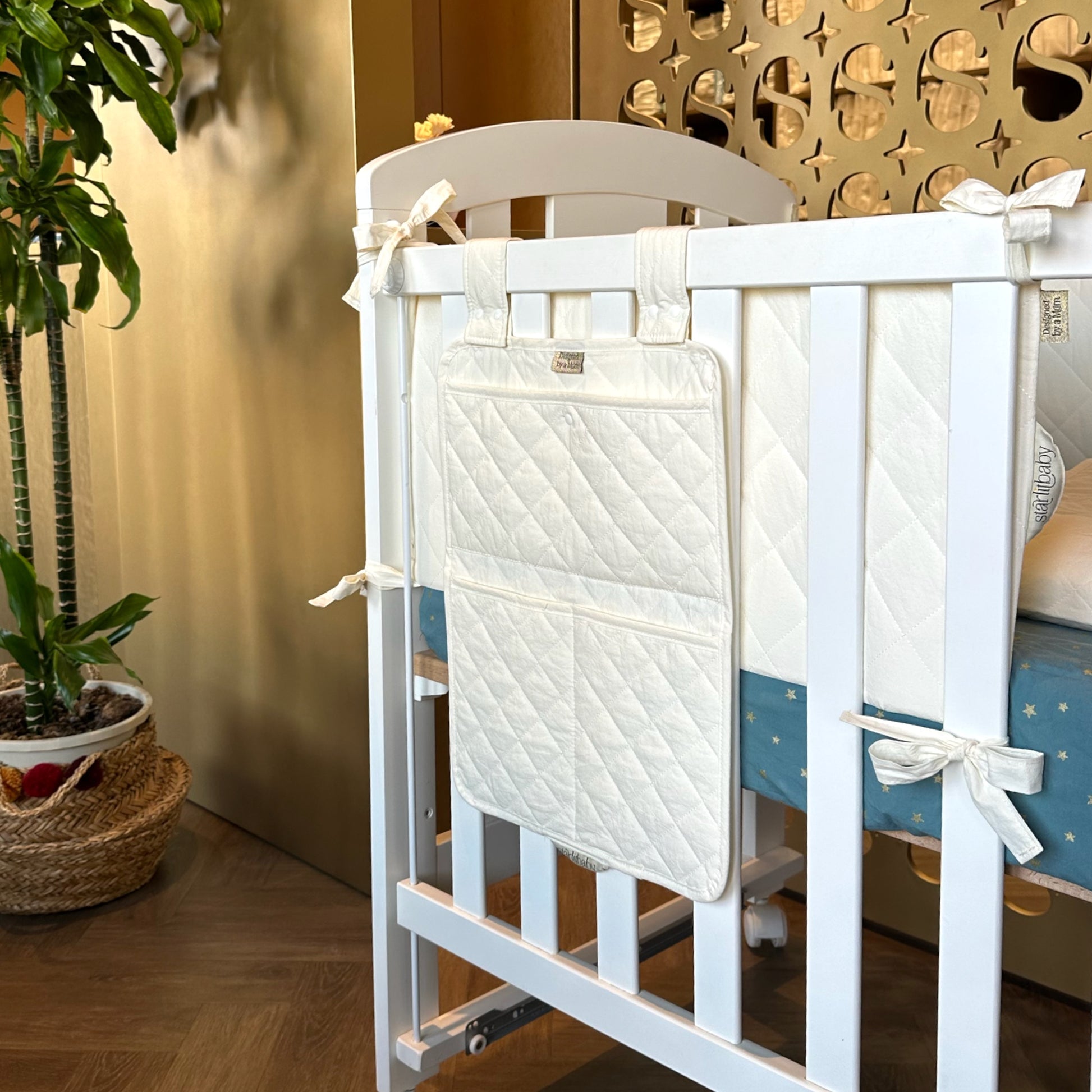MINI ORGANIZADOR CUNA Starlit colgado en el exterior de la cuna