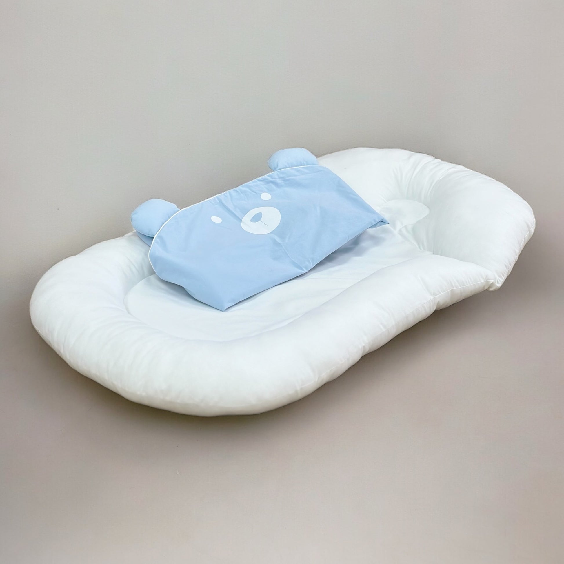 Nido PIKABÜ con su simpática funda en color light blue.